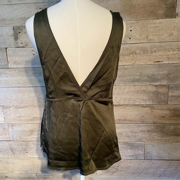 BNWT Zara women’s olive green shiny faux wrap v-neck tank top in size small - Picture 3 of 11